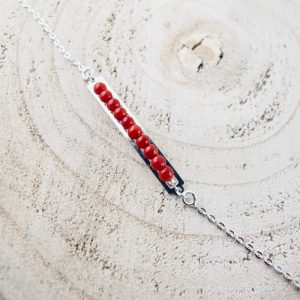 Bracelet  gourmette de perles, composé de perles 2,5 mm de véritable corail rouge de Méditerranée, délicatement enchâssées dans une plaque ajourée 30mm x4mm, en argent 925/1000e