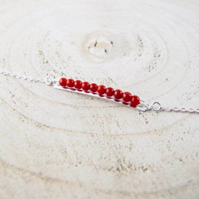 Bracelet  gourmette de perles, composé de perles 2,5 mm de véritable corail rouge de Méditerranée, délicatement enchâssées dans une plaque ajourée 30mm x4mm, en argent 925/1000e