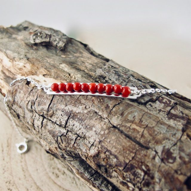 Bracelet  gourmette de perles, composé de perles 2,5 mm de véritable corail rouge de Méditerranée, délicatement enchâssées dans une plaque ajourée 30mm x4mm, en argent 925/1000e