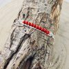 Bracelet  gourmette de perles, composé de perles 2,5 mm de véritable corail rouge de Méditerranée, délicatement enchâssées dans une plaque ajourée 30mm x4mm, en argent 925/1000e