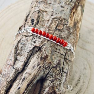 Bracelet  gourmette de perles, composé de perles 2,5 mm de véritable corail rouge de Méditerranée, délicatement enchâssées dans une plaque ajourée 30mm x4mm, en argent 925/1000e