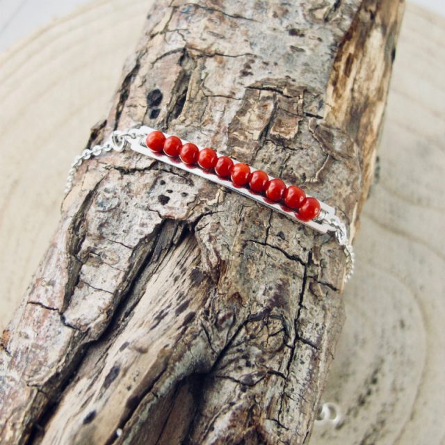 Bracelet  gourmette de perles, composé de perles 2,5 mm de véritable corail rouge de Méditerranée, délicatement enchâssées dans une plaque ajourée 30mm x4mm, en argent 925/1000e