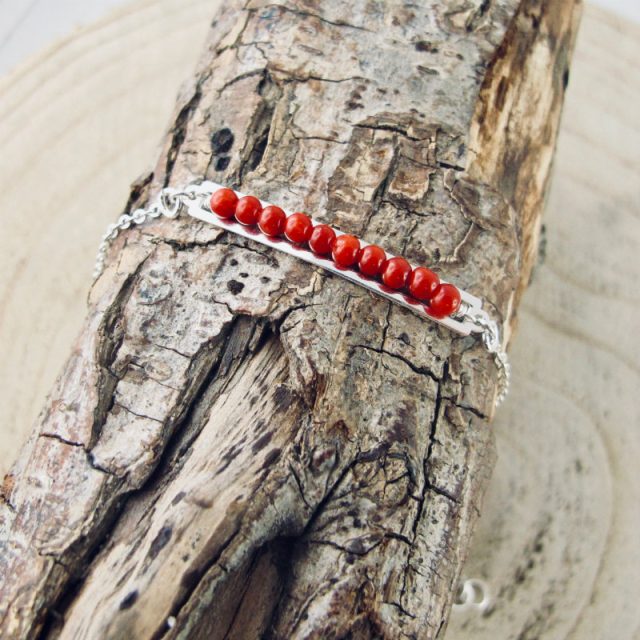 Bracelet  gourmette de perles, composé de perles 2,5 mm de véritable corail rouge de Méditerranée, délicatement enchâssées dans une plaque ajourée 30mm x4mm, en argent 925/1000e