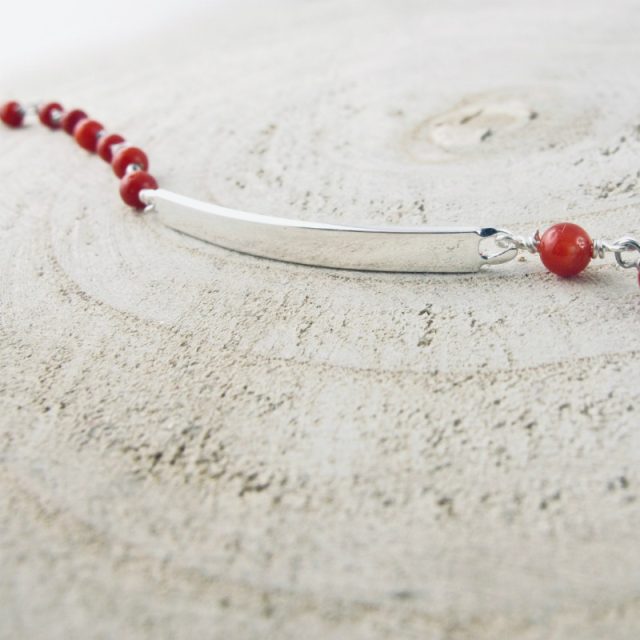 Bracelet  gourmette, composé de perles 3 mm de véritable corail rouge de Méditerranée, en argent 925/1000 , anti allergique (sans nickel), avec traitement anti ternissement