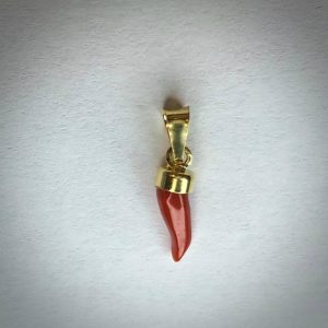 pendentif petite corne en véritable corail rouge de méditerranée,