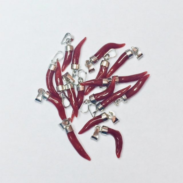 pendentif petite corne en véritable corail rouge de méditerranée, montage argent 925/1000