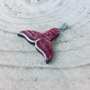 Pendentif queue de baleine en véritable corail rouge de Méditerranée, travaillé en marqueterie sur plaque de nacre "black lip", bélière en argent 925/1000e
