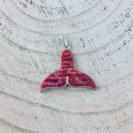 Pendentif queue de baleine en véritable corail rouge de Méditerranée, travaillé en marqueterie sur plaque de nacre "black lip", bélière en argent 925/1000e